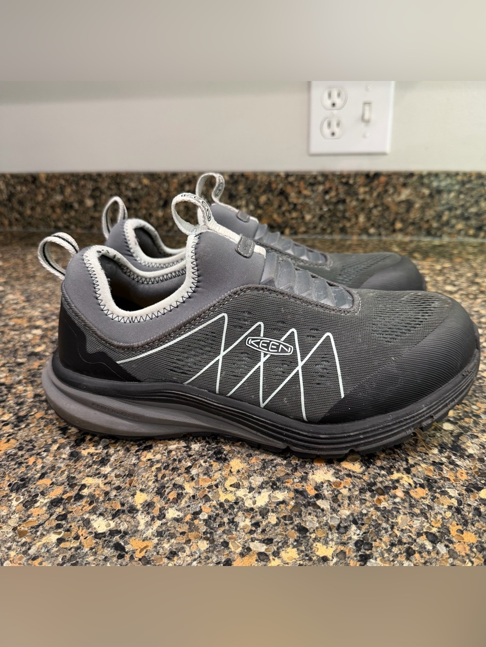 KEEN ladies 8.5  Gray Slip-On Athletic Work Shoes  carbon toe